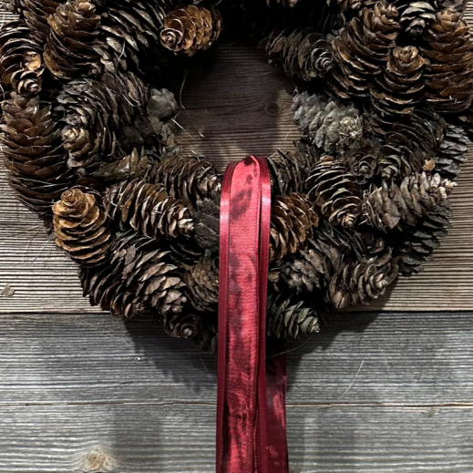 -Akzent-rotes-BandGrosser-Zapfen-kranz.png