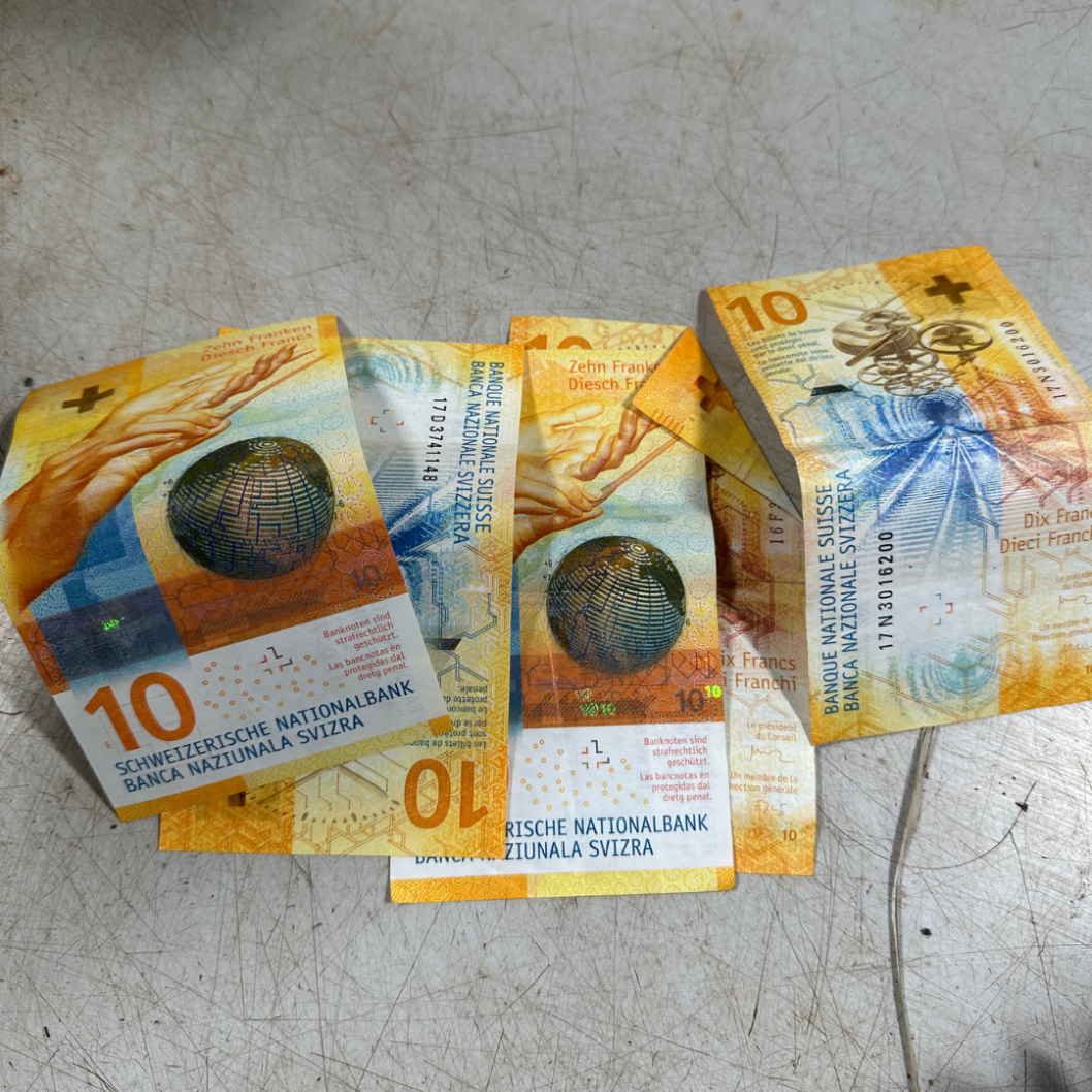 Geldscheine für Blumenstrauss bereit legen um diese in den blumenstrauss zu integrieren