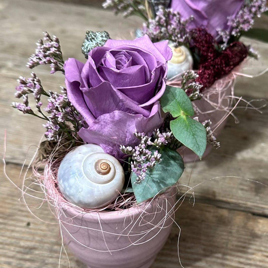 Gesteck Modern mit ewiger Rose - Stabilisierte Rose in Lila