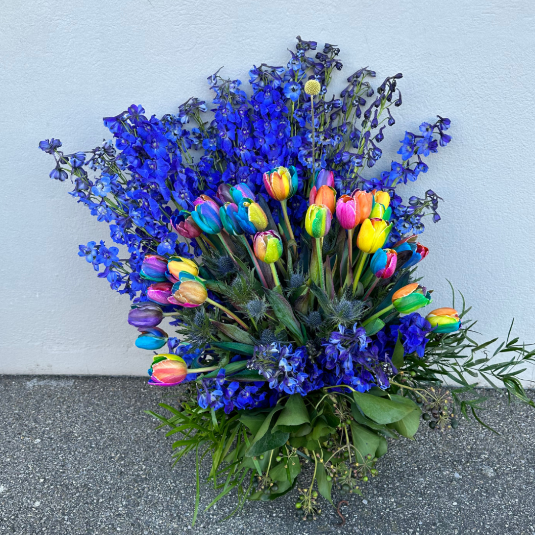 Floristik Anleitung vom Profi fèr einen exklusiven Blumenstrauss mit Regenbogen farbigen Tulpen