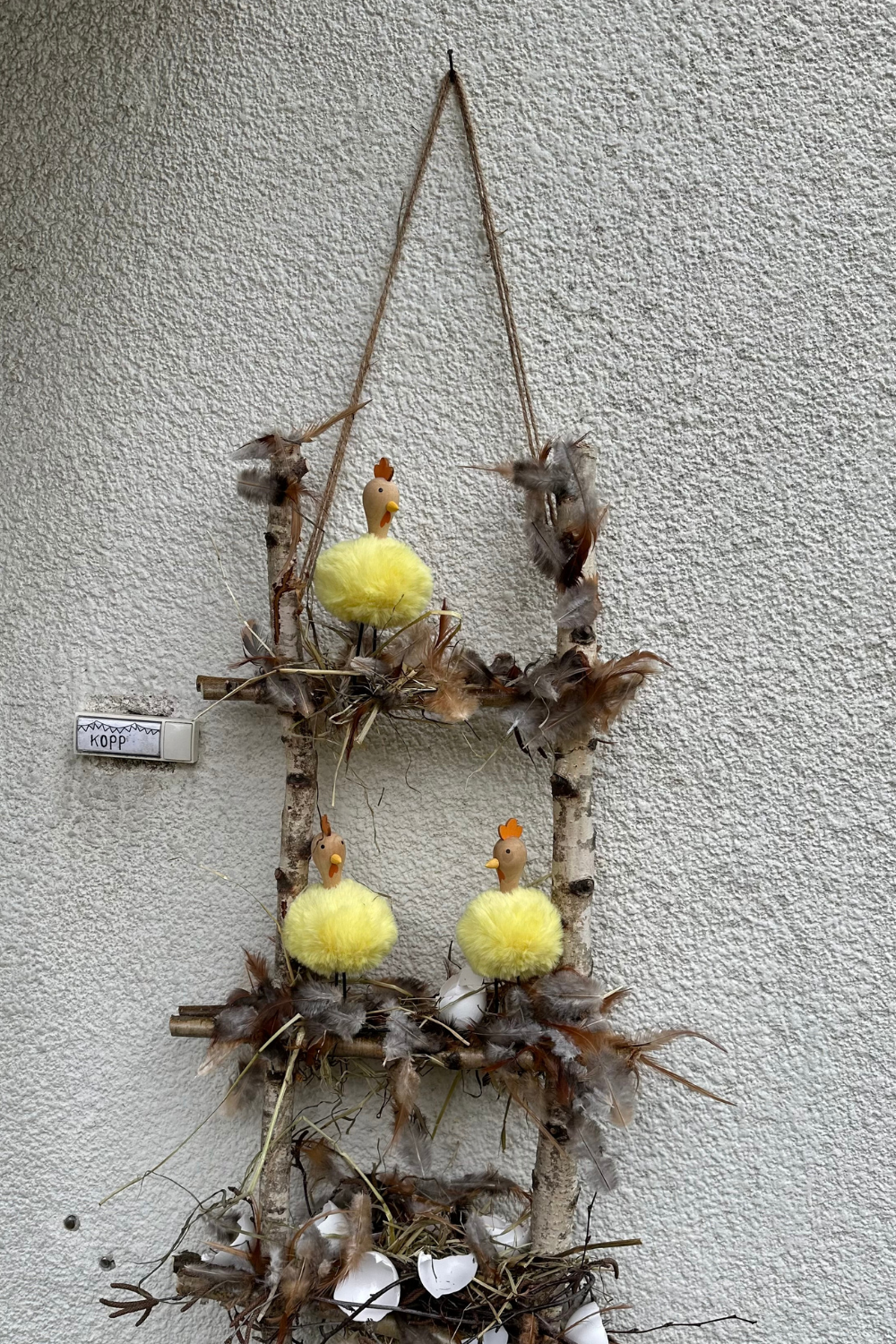 osterdeko mit Kücken und Hühner Eier schalen für die Wand selber basteln - Frühlings deko